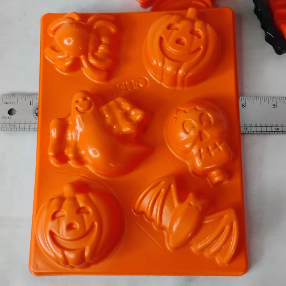Vintage 18pcs Halloween Cookie Cutters & Jello Mold Holiday Dessert Utensils